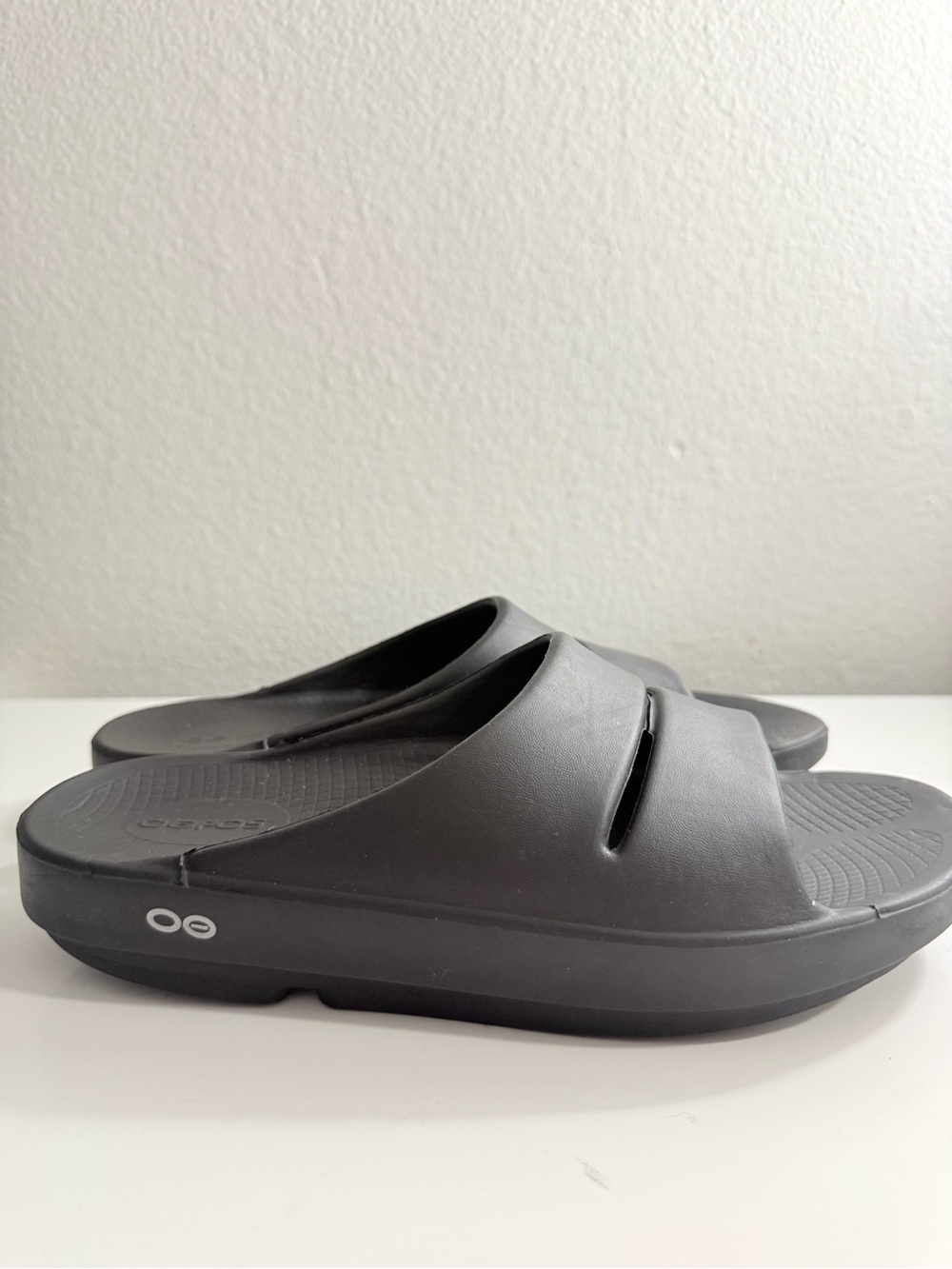 OOFOS Ooahh Sandals Men size 7 Black Slide Sandals Recovery Footbed - Picture 3 of 6